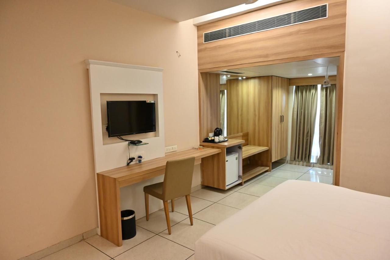 Rang Lords Inn Bharuch Экстерьер фото