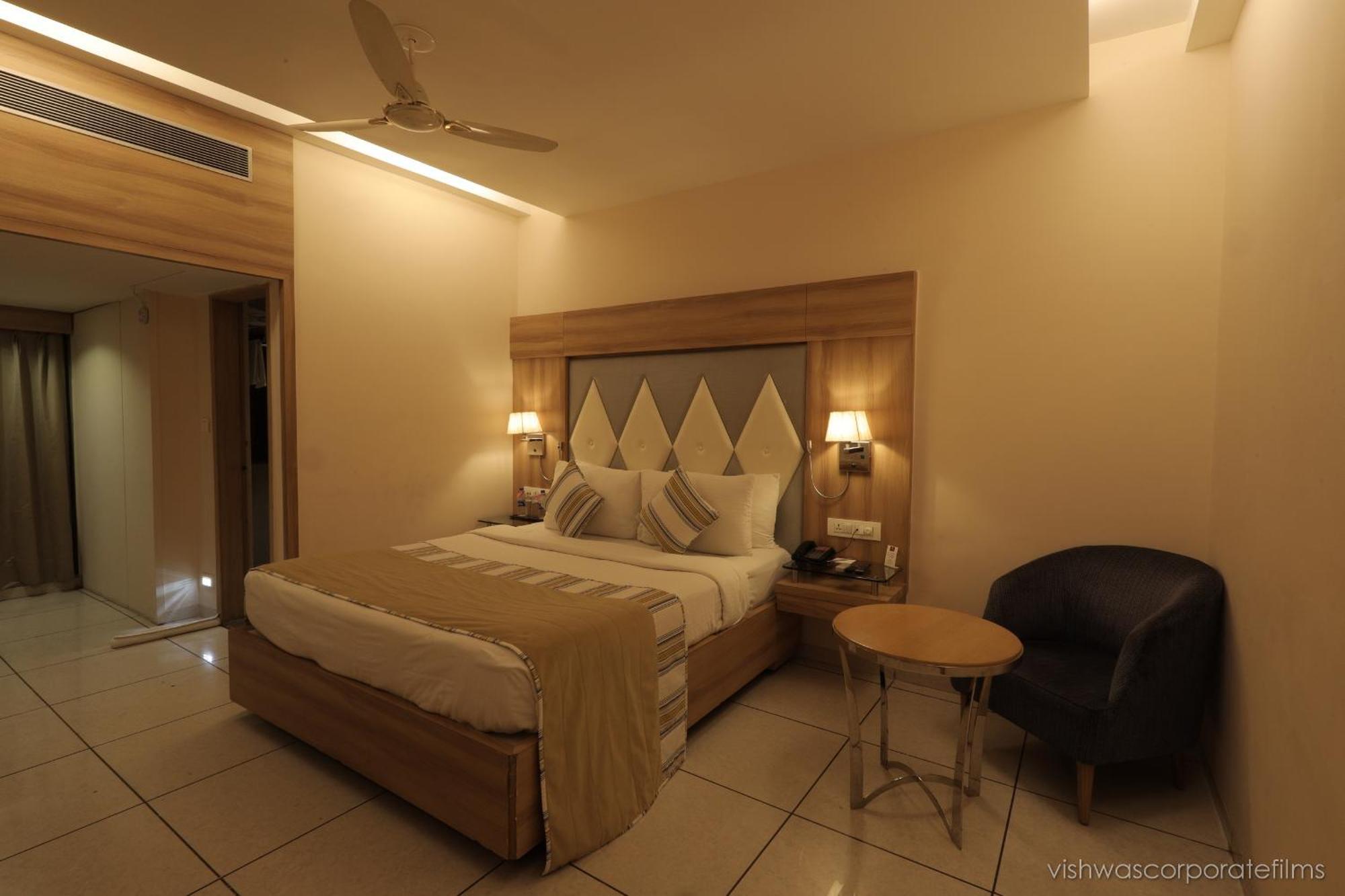 Rang Lords Inn Bharuch Экстерьер фото