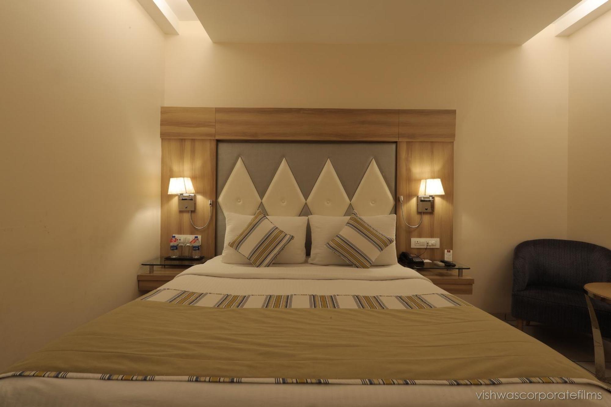 Rang Lords Inn Bharuch Экстерьер фото