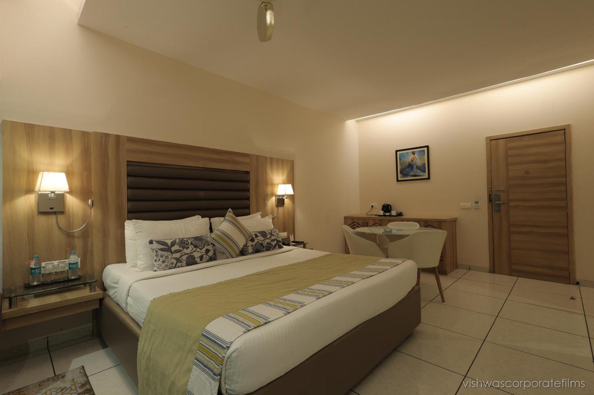 Rang Lords Inn Bharuch Экстерьер фото
