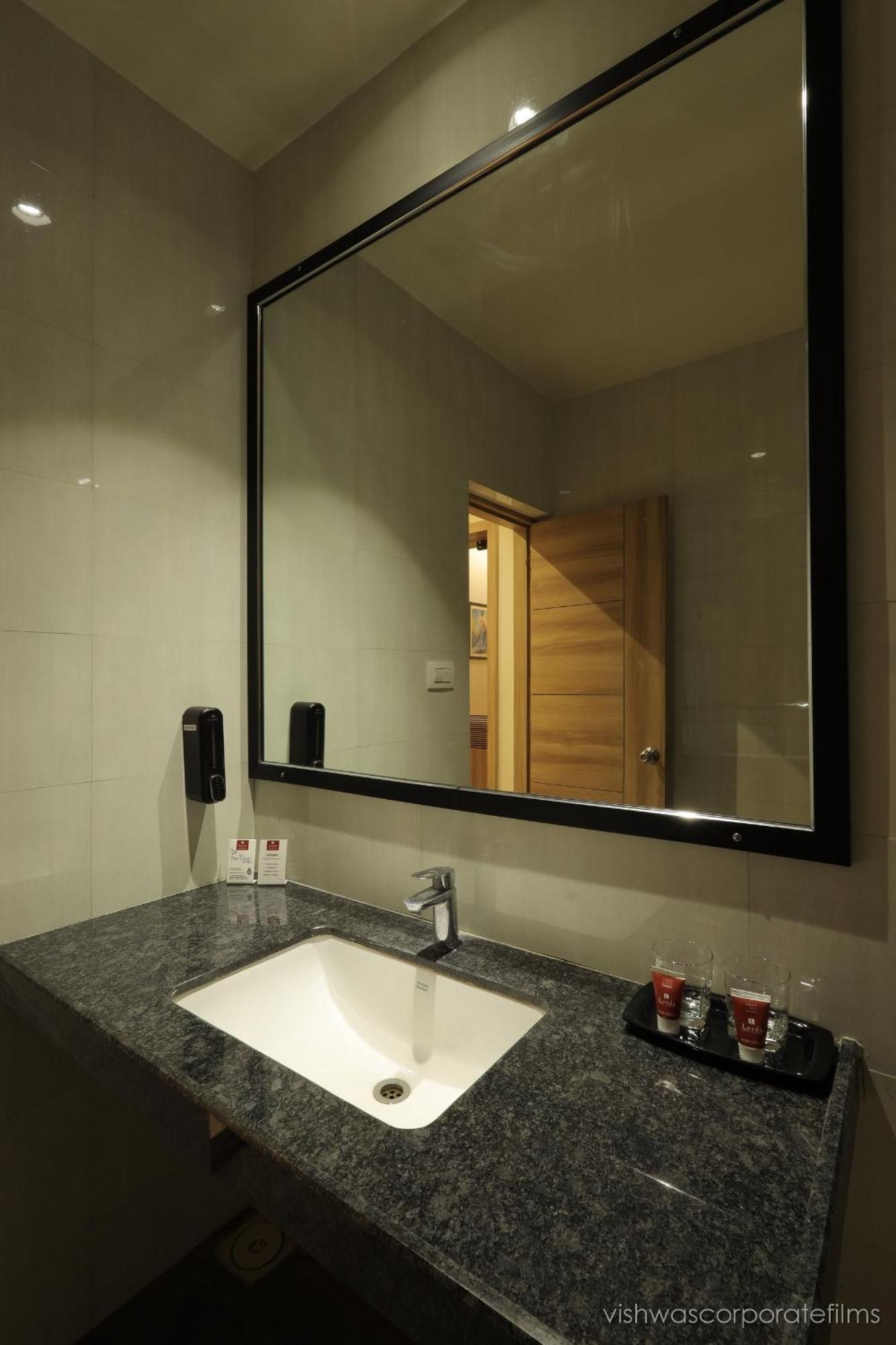 Rang Lords Inn Bharuch Экстерьер фото